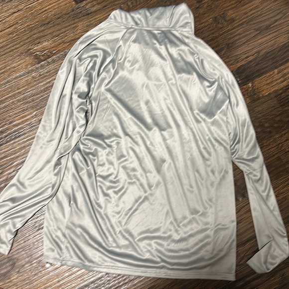 2 Under Armour Loose Fit HeatGear Performance Pullover in Size XL EUC - Picture 13 of 14